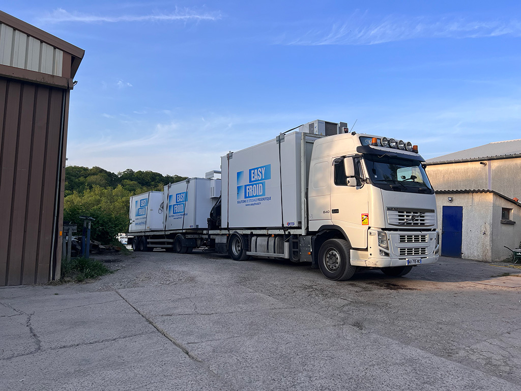 Photo d'un poids lourd transportant et installant un conteneur réfrigéré Easy Froid, expert en location container frigorifique